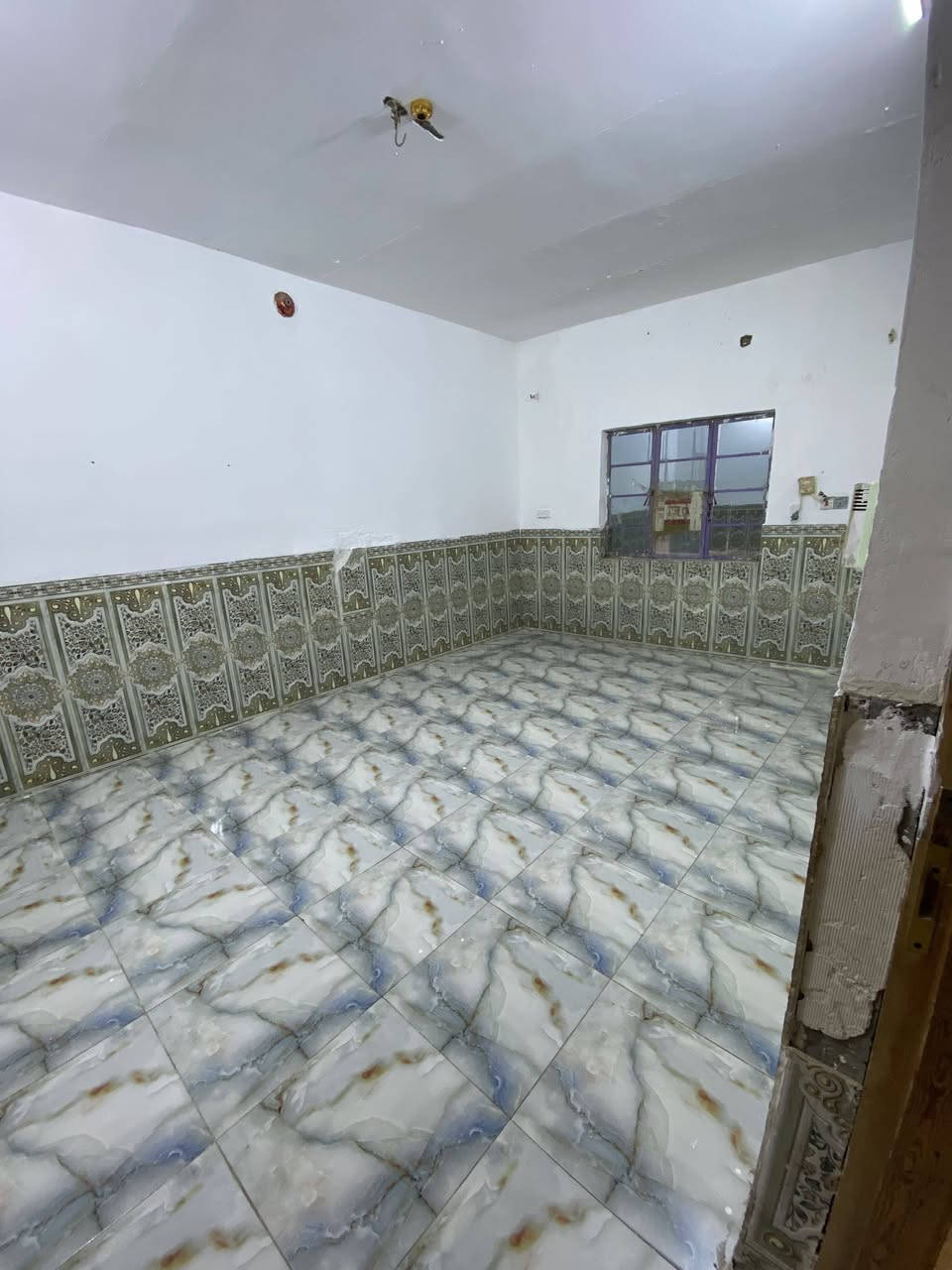 السلام عليكم
الدار للايجار 
شارع الحسينيه 
طابقين 
بناء حديث 
***********
ثلاث غرف       ثنين الطابق الثاني  وغرفه الطابق الارضي 
صاله 
استقبال 
مطبخ 
صحيات 
مخازن عدد ثنين 
البيت جاهز من كلشي ماء كهرباء
