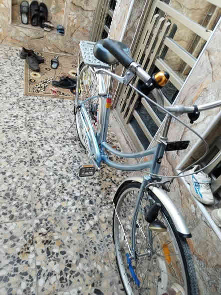 السلام عليكم بايسكل للبيع شراي يصل *********** سعر 10 بي مجال بصيط
