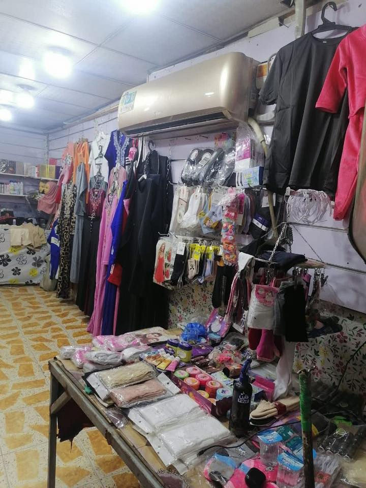 محل ملابس نسائي للبيع محل كامل مع البضاعه مع سبلت 2طن والملكانات عدد7
سوق حي الحر الجديد  ايجار المحل 300 الف 
للبيع رقم تلفون ***********
