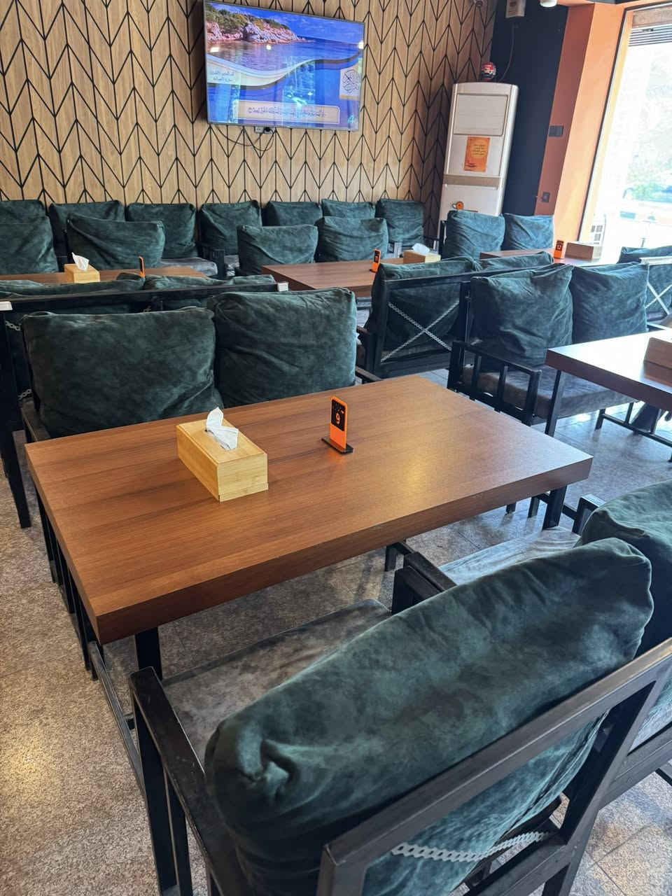 السلام عليكم 
غير متواجد على الفيس بوك                                        
 وتساب فقط لطفاً 
***********
 مكاني بغداد / الحرية دور نواب الضباط مدخل مستشفى الشرق الأوسط 

جلسات عدد / 15 جلسة مع ميز نضيفات اسخدام 8 اشهر 

كرسي نفرين عدد /1 وكرسي فردي عدد /2 لكل جلسة 

لطفاً وليس امراً بيع كامل 15 جلسه بدون فردي
