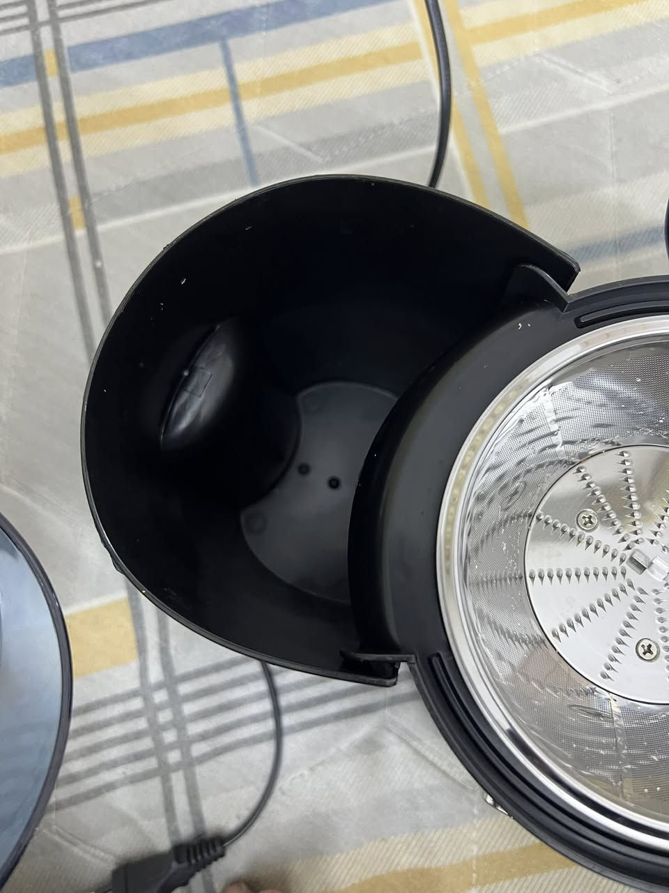 سلام وعليكم معاصره عصير تطلع العصير من جهه والقشور من جه اكتب سعر وبلعافيه للاستفسار واتساب ***********
