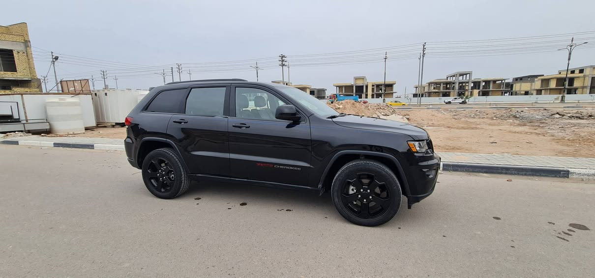 السلام عليكم
جيب كراند شيروكي مديل ٢٠١٨
وارد امريكي رقم بصرة الجديد تحويل ملكية باسمي
خمس قطع صبغ بجم كبس السيارة ماشية ٤٥الف 
مكان السيارة بصرة 
***********
