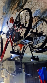 الاحمر بثمانيه والوردي ب 80 والاسود ب 60 07724426753