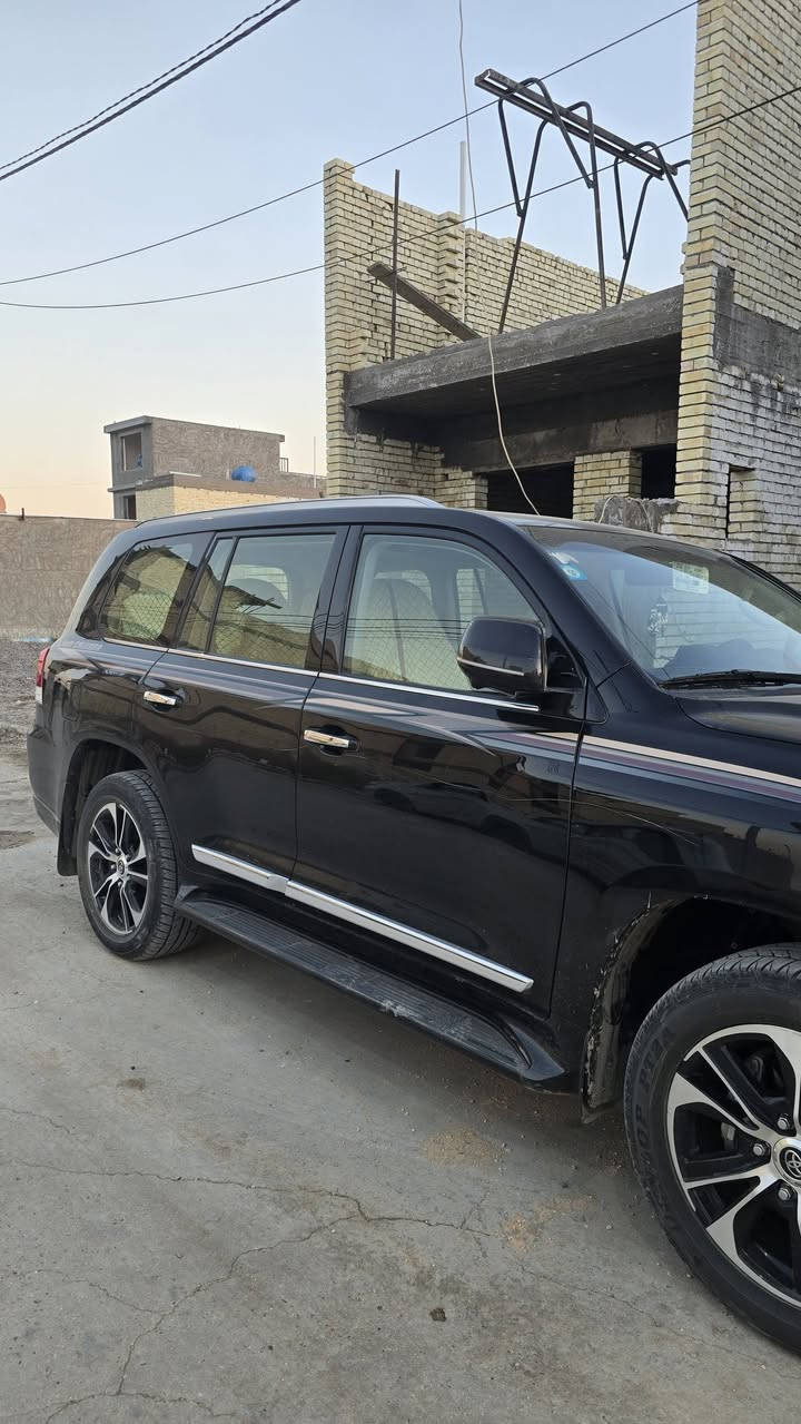 السلام عليكم
لاندكروز ٢٠٢١بريم اصل بسمي تخم إطار دلوب بيها جديد السياره جديده بيها شخط من صفحه اليمين مال خباثة للاستفسار
***********
