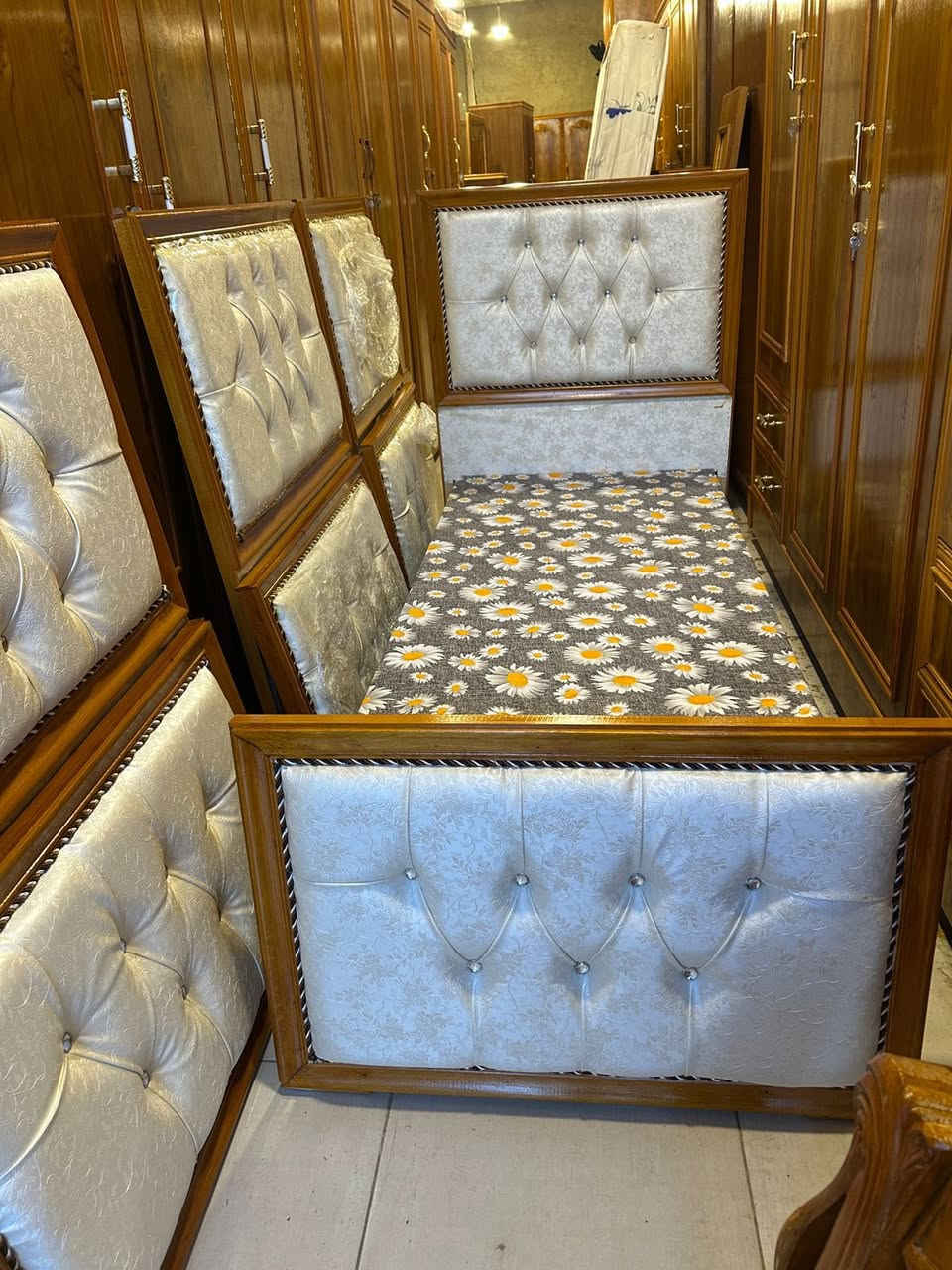 تخت نفر للبيع جديد ⚜️💫💫
صاج جلد مخسف زان مصري مهوكني
كشن بلوك اسود 16 ملم /6 رجلين العرض 90 الطول مترين ستندر
للاستفسار الاتصال على الارقام 
اسيا 📞(***********)
كورك📞  (***********)
عنواننا 
الحدباء معرض ابو حسون قرب مرطبات البحرين ❄️⭕️⭕️
