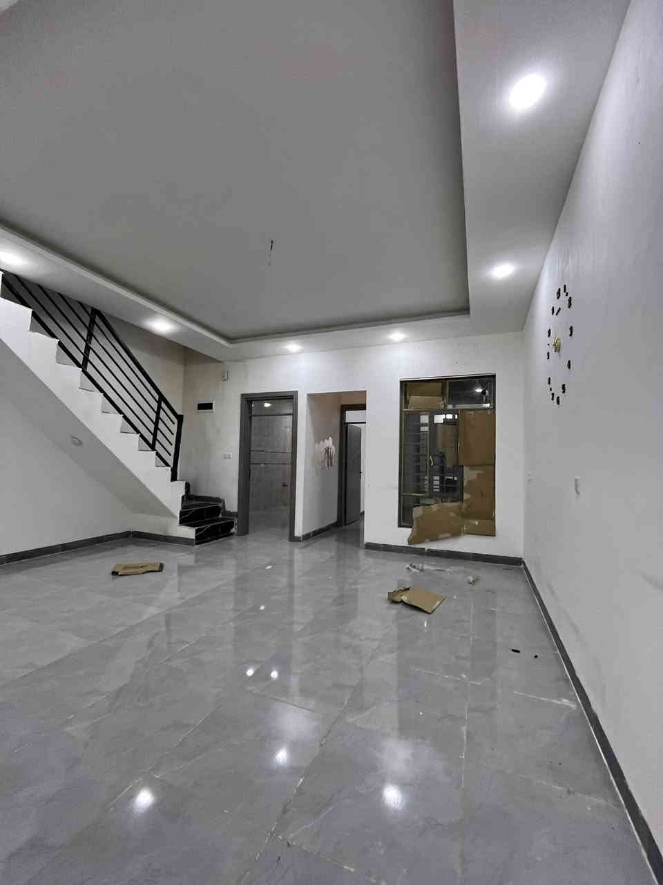 للإيجار - شقة 👍

*المواصفات:*
- *المساحة:* ١٥٠ متر مربع 🏠
- *البناء:* حديث 🔝

*التفاصيل:*
- هول 🏠
- استقبال 👥
- مطبخ 🍳
- غرفتين نوم 🛏️
- صحيات 🚽
- بيتونه 🌟
- سطح 🌞

*للمزيد من المعلومات:*
- *الاتصال على:* *********** أو *********** 📞
- *عنوان المكتب:* حي البكر، سايدين الكنيسة، مجاور معهد النجاح، عقارات أرض الملوك 📍
