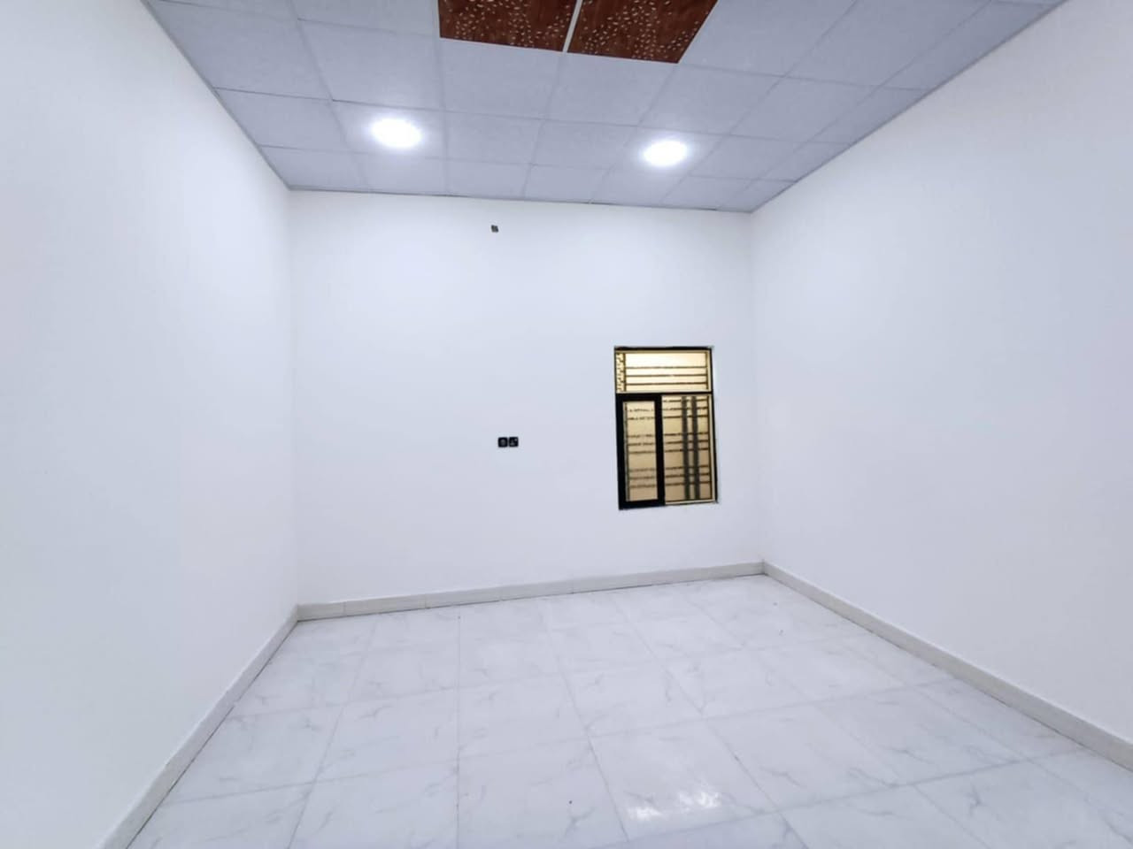 بيت لبيع بلجزيره باب هوى 200متر غرفتين صاله دوانيه كراج سياره حمامين مطبخ مناور 2حديقه بيت جاهز من كلشي طابوزراعي اصولي عراقي سعر 100منطقه جديده هدوء لاستفسار أتصل ***********
