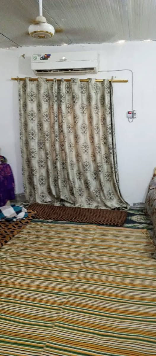 بيت تجاوز يحتوي عله غرفتين نوم 5/4 وصاله ومطبخ وحمام مشترك وغرفه بعدها مكامله بيت مساحته 150 مسكف سندويش قرب جامع ابي أيوب الأنصاري والمدارس الاعداديه العروه الوثقى *********** السعر خاص
