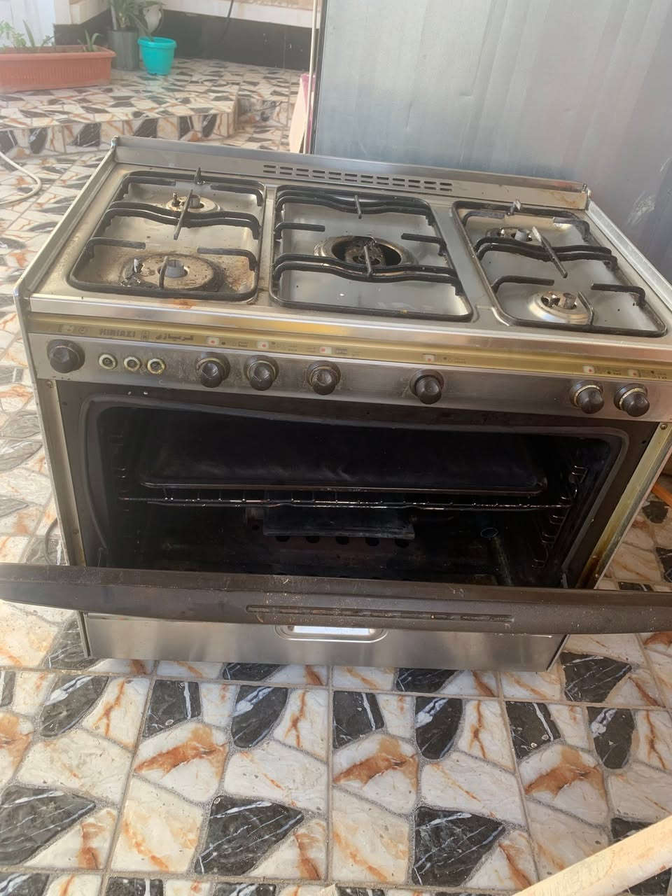 ثلاجه الريان بابين مجمده وثلاجه للبيع بيها فقط الباب الجامه مكسوره بس شغاله ميه بلميه سعرها 250وبيها مجال 
طباخ كريازي شغال ميه بلميه بي فقط الباب مال فرن مينسد سعره 125 وبي مجال 
العنوان الرمادي منطقه الجمعيه 
للاستفسار/*********** واتساب
