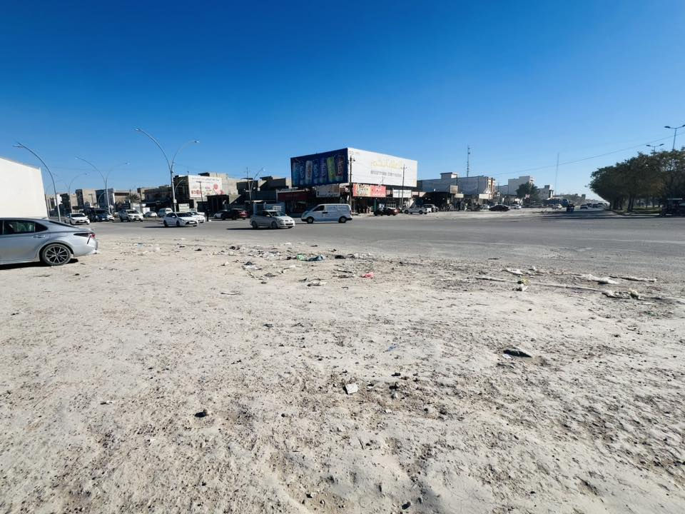 السلام عليكم قطعة أرض 1300 متر ركن بالإفراز صايرة عل أربع شوارع  مساطحة 3 سنوات مساحات خضراء ترهم كوفي درجة اولى   
***********
