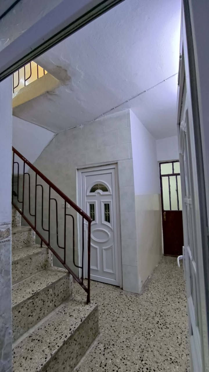 السلام عليكم
دار في حي الوحده اب فرع طرشي الشفاء
مساحة الدار 200 متر مربع
الدار يحتوي على طابقين
تفاصيل الطابق الأول يحتوي على غرفة نوم واحده وهول واستقبال ومطبخ وحمام ٠٠ وتفاصيل الطابق الثاني يحتوي على ثلاثة غرف نوم وهول وصحياة واحده الغرف تحتوي على حمام داخل الغرفه  ٠٠ لل استفسار بخصوص الدار اتصل على هذا الرقم       ***********.
