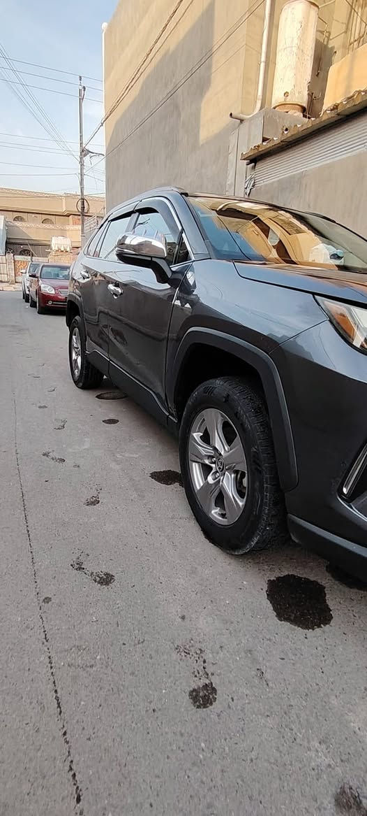 سلام عليكم راف4 موديل 2022 XLE بنزين مواصفات فتحه سقف رادار جانبي وامامي وخلفي حساسات خلفيه كامره شاشه كشن كهرباء صندوك كهرباء مانع تصادم توقف ذاتي اطفاء ذاتي وبعد مواصفات بيه سياره كير ومحرك وكهربائيات وتبريد كله شغال ومكفول حادث جاملغ وبنيد بدون دواخل  سعر 217 وبيه مجال للإستفسار ***********
