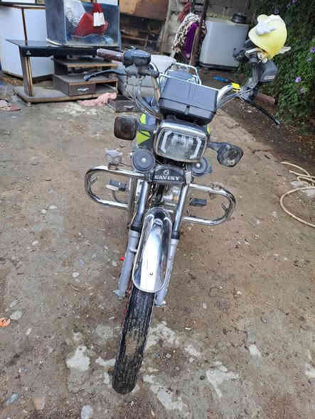 السلام عليكم ورحمة الله وبركاته اخوان سولنك موديل 2024 للبيع دراجه خير من الله نكره سلف مناقصها شي دراجه بلاديه نقصها صينيه مال زنجيل وصفاحيه يمنه وهذن ميكلفن ولباقي كلا كفاله على وضع لبلاد السعر 650وبيها مجال رقمي *********** مكان الدراجه بغداد الغزاليه
