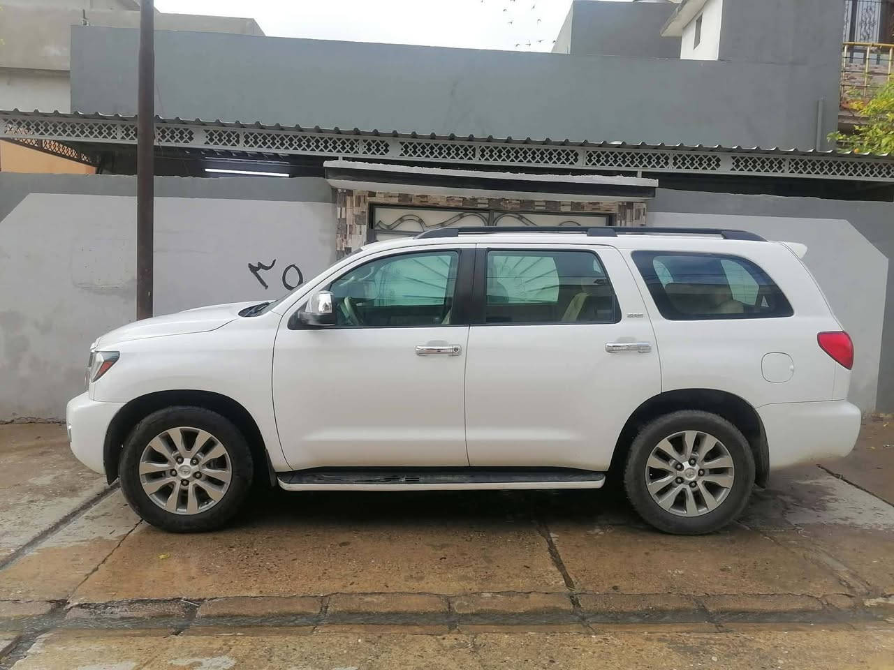 السلام عليكم للبيع سياره سيكويا موديل 2010 كير اتوماتيك السياره مكفوله كفاله عامه ما عده شويه  صبغ براس الجاملغ اليمين محرك8 سلندر (5700)  السياره ماشيه 256 رقم نينوى دولي سنويه جديده بسمي السياره واردامريكي السعر 230 وبيها مجال حك الجيه العنوان موصل جانب الايمن حي المطاحن رقم صاحب السياره
*********** كورك
*********** اسيا
