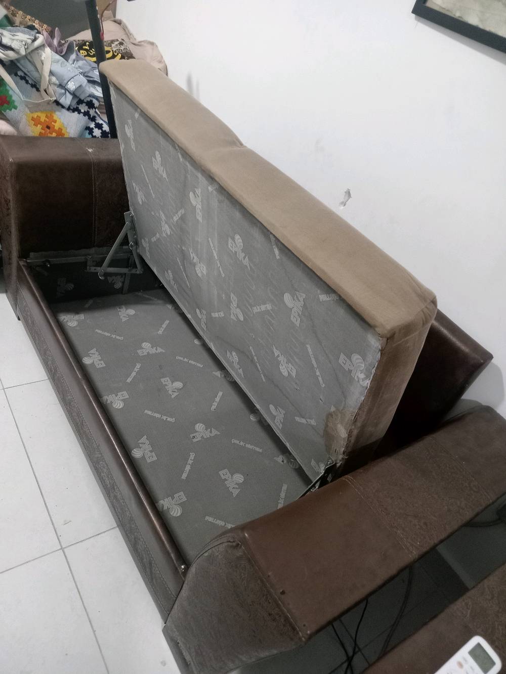 تخم قنفات تركي اصلي ماركه ابيكا هيكل حديد مغلون اصلي يمكن تفصيخ وش ه حسب الطلب سرير مع مخازن حسب الصور أعلاه سعر ٧٥٠ الف مع النقل داخل بغداد اي استفسار اتصل ***********