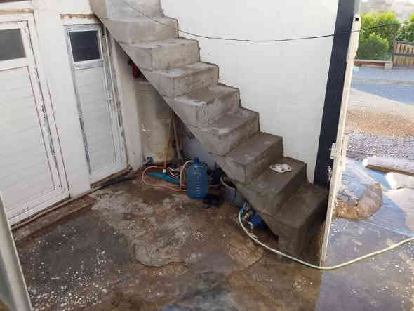 دار ١٠٠م ركن للبيع  زراعي بحي العسكري خلف جامع  سداد ركن نظيفة جدا غرفة نوم وحدة واستقبال وهول ومطبخ مقابله ساحه فارغه للبيع السعر قفل ٣٥ مليون للاستفسار الاتصال على *********** مكتب البلاد للعقار بحي النصر
