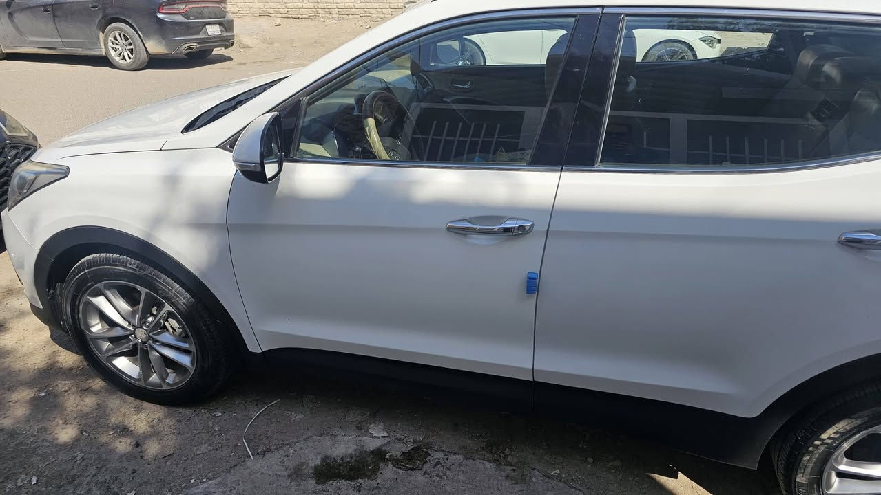 * هيونداي سنتافي فول عدا البانوراما ٦ سلندر خليجي للبيع .
* رقم بصرة بأسمي
* كراسي السائق والصدر كهرباء .
* كراسي جلد .
* ٧ راكب .
* بصمة .
* تبريد ثلاث قطع. 
* محرك لوك نظيف جدا بلادي وحدادية جديدة . 
* اطارات جديدة .
* ويل كب 19 انج .
* حساس امامي خلفي وزراك لايت امامي .
* صندوك كهرباء .
* شاشه . 
* كاميرا خلفيه .
* مخارج USP و AUX وبلوتوث .
* وبقية المواصفات الأخرى .
* ماشية 90 الف .
* رقم بصرة بأسمي .
* ضرر تبديل باب السائق ومصبوغ وجاملغ صفحة الصدر بارد وشويه من الدعامية الامامية صفحة الصدر .
* مكان السيارة بصرة 
* السعر المطلوب 215 ورقه وبي مجال للطيبين. 
* أبو مريم/  ***********
*
