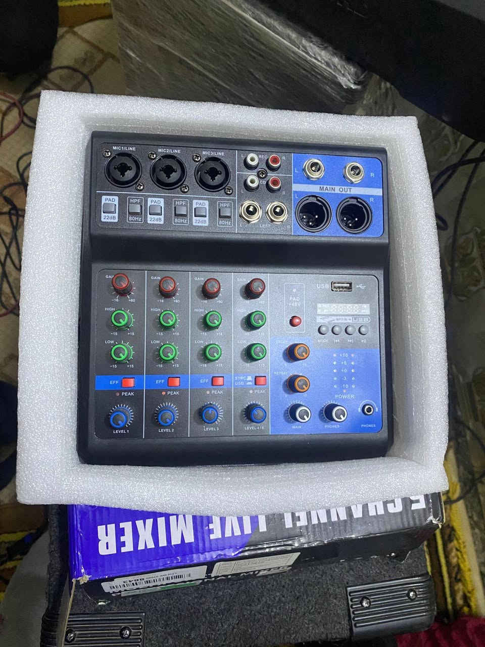 للبيع – ميكسر 5 قنوات F-5A
جهاز نظيف ويشتغل 100٪ بدون مشاكل 
بيه 5 مداخل مايك / لاين
بيه صدى (Echo) يطلع الصوت حلو وواضح
بيه USB تشغيل وتسجيل
يدعم مايكات احترافية (+48V)
مناسب للحفلات، المجالس، التسجيل، أو مشروع صغير.
السعر 55
العنوان الكوت


**إذا كنت صاحب هذا الإعلان وتريد حذفه لأي سبب، رجاءا أرسل رسالة إلى الدعم الفني**