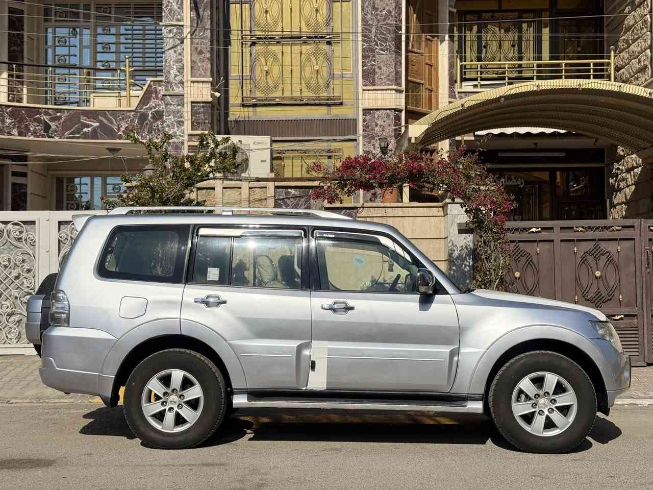 .
سلام عليكم عندي باجيرو للبيع موديل ٢٠٠٨.
سياره لا ضربه ولا صبغ ولا تبديل فقط صبغ شبر جاملغ لأمامي
سياره فوول مواصفات فوول تحكم ستيرن فتحه ويلكب نجمه 
 بكلايلت معروفه لمواصفات محرك ٦ سلندر/٣٥٠٠
غرفه سياره متوشمه بكامل كهربائيات سياره كله جاهزه 
تخم تاير جديد قبل سبوع مشتوت صدر جديد 
كير ومكينه خير من الله تراي سياره مال زيرو 
رقم بغداد تحويل مباشر 
سياره جاهزه مجهزه وبدون اي نقص 
مكان سياره بغداد الحبيبيه 
رقم الهاتف ***********
تصال فقط ما ممتواجد على نت
