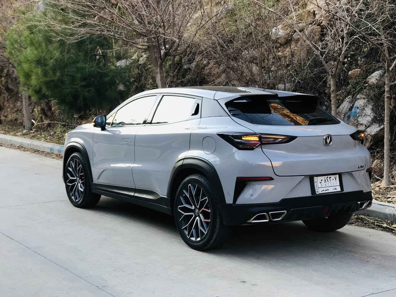 Changan unt 2022
نرخ   125$
***********

فول فول مواسەفات

بەناوی شەریکەوەیە  قیستی تێداماوە لە ئێستەدا تەحویل ناکرێت سەنەی  تا 2027 مانگی 8 تازەیە

تەنها  ٤٦ هەزار ڕۆشتووە  

ئەمەش مواسەفاتەکانی  

Changan UNI- (مۆدێلی 2022)

1.5 لیتر Turbo (Blue Whale)

4 سیلێندەر

177 ئەسپ (HP)

300 نیوتن.متر تورک

گێربۆک 7 سەرعەتی DCT ئۆتۆماتیک

پێش‌کێشان (FWD)

0–100 کم/کاتژمێر: نزیکەی 8–9 چرکە

🔹 سووتاو

بنزین

خەرجی ناوەندی: 6.5–7 لیتر بۆ هەر 100 کم

تانکی سووتاو: 55 لیتر

🔹 قەبارە و قورسایی

درێژی: 4515 ملم

پانی: 1870 ملم

بەرزی: 1565 ملم

Wheelbase: 2710 ملم

قورسایی نزیکەی: 1.5 تەنان

🔹 ناوەوە و تەکنەلۆجیا

دوو شاشەی دیجیتاڵ (Cluster + 10.3” Touch)

Apple CarPlay / Android Auto (لە هەندێ بازاردا)

کامێرای 360°

سانروف (لە فول ئۆپشن)

Push Start + Smart Key

شارژەری وایەرلێس

6–8 سپیکەر

🔹 سیستەمی ئاسایش

6 Airbags

ABS / EBD / ESP

Hill Start Assist

Lane Departure Warning

Blind Spot Monitor

Adaptive Cruise Control (لە فول)

🔹 تایەر و ڕیم

19 ئینچ ڕیم (وەک لە وێنەکەدا دیارە)

تایەر سپۆرت
