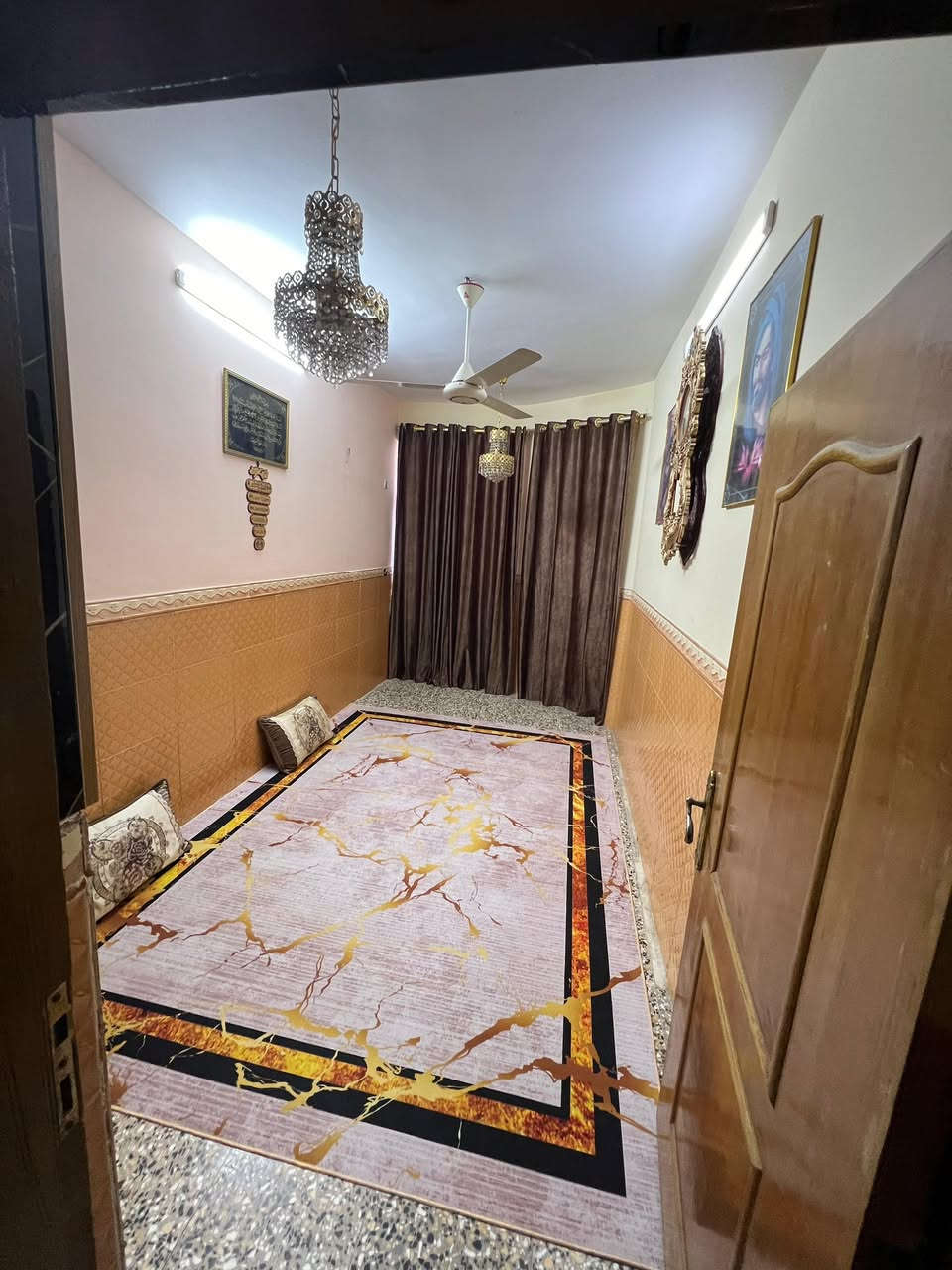 السلام عليكم بيت للبيع مساحه 85 متر / استقبال وصاله ومطبخ وثلاث غرف نوم وحده جوه وثنين فوك مع صحيات 
للاستفسار يرجى الاتصال ع رقم

***********
