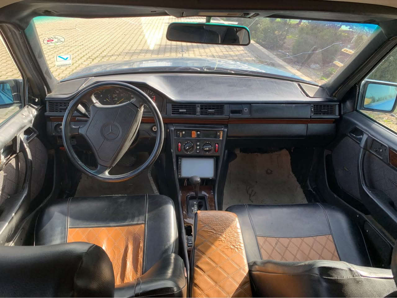 مارسیدز مۆدیل ١٩٩٠  ساخخ گیڕو مەکینە ئەڕنەب. بێ دەعموو لێدراو  . ناوو دەرەوی جوانو ڕیک و پیکە .   لە سلیمانیم  ٢٦ و معامەلە  *********** السليمانية, العراق
