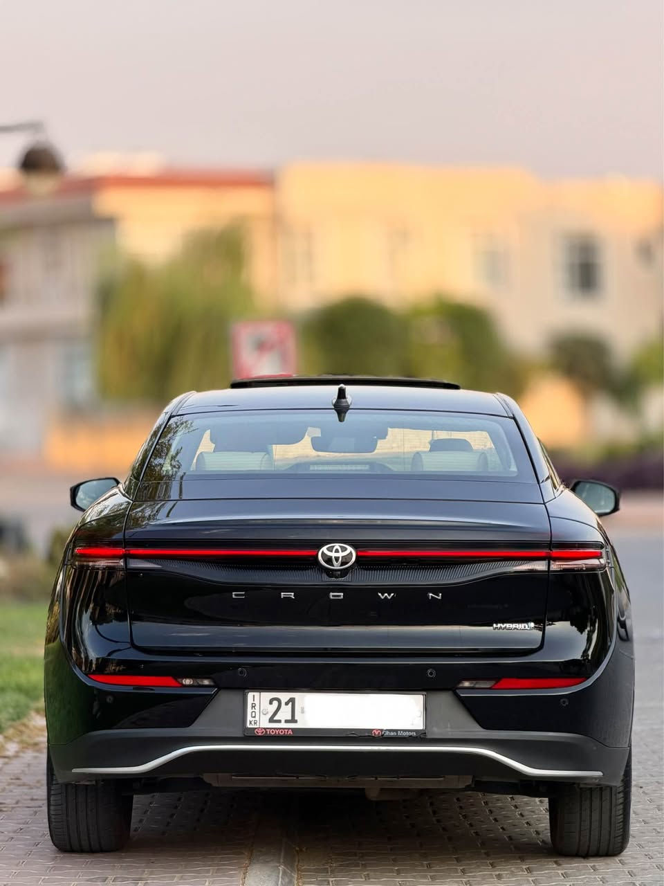 ## 🚗 تۆیۆتا کراون خلیجی ٢٠٢٣ (Toyota Crown 2023)
 * **دۆخی سەیارە:** کلین تایتڵ (Clean Title) - لەسەر دەقی شەریکە و بێ عەیب.
 * **شوێن:** سلێمانی.
 * **نرخ:** ٣٢٥ وەرەقە ($32,500).
### ⚙️ بزوێنەر و کارایی (Engine & Performance)
 * **بزوێنەر:** ٤ پستۆن بە قەبارەی **2.5 لیتر Hybrid**.
 * **هێزی ئەسپ:** ٢٤٠ ئەسپ.
 * **گێڕ:** e-CVT.
 * **سیستەمی پاڵنەر:** چوار تایە (AWD).
 * **مەسروفی بەنزین:** زۆر ئابووری (نزیکەی **22 KM/L**).
### 🖥️ ناوەوە و تەکنەلۆژیا (Interior & Tech)
 * **شاشەی ناوەڕاست:** شاشەی لمس (Touch) گەورە بە قەبارەی **١٢.٣ ئینج** (Apple CarPlay بێ تەل & Android Auto).
 * **شاشەی شۆفێر:** دیجیتاڵی تەواو بە قەبارەی **١٢.٣ ئینج**.
 * **سیستەمی دەنگ:** سیستەمی ناوداری **JBL** لەگەڵ ١١ بڵندگۆ.
 * **کوشنەکان:** پێستی کوالیتی بەرز + سیستەمی گەرمکەرەوە و ساردکەرەوە بۆ کوشنەکانی پێشەوە.
 * **سەقف:** پانۆراما.
 * **شەحن:** شەحنکەرەوەی بێ تەل (Wireless Charger) بۆ مۆبایل.
### 🛡️ سیستەمی ئاسایش و سەلامەتی (Toyota Safety Sense 3.0)
 * ڕاداری پێشەوە بۆ ڕێگریکردن لە پیاکێشان (Pre-Collision System).
 * سیستەمی پاراستنی ڕێڕەو و هێڵەکانی شەقام (Lane Keeping Assist).
 * کۆنترۆڵی خێرایی زیرەک (Adaptive Cruise Control).
 * کامیڕای ٣٦٠ پلە (کامیڕای دەوروبەر).
 * سیستەمی چاودێری خاڵی کوێر (Blind Spot Monitor).
 * حەساسی پێشەوە و دواوە لەگەڵ برێکی ئۆتۆماتیک لە کاتی وەستاندا.
### 📞 بۆ پەیوەندی و کڕین:
 * ***************
 * ************* \

🚗 تويوتا كراون خليجي 2023 (Toyota Crown 2023)
 حالة السيارة: كلين تايتل (Clean Title) - بحالة الوكالة وبدون أي عيوب.
 الموقع: السليمانية.
 السعر: 325 ورقة (32,500$).
⚙️ المحرك والأداء (Engine & Performance)
 المحرك: 4 سلندر بسعة 2.5 لتر Hybrid.
 القوة الحصانية: 240 حصان.
 ناقل الحركة (الجير): e-CVT.
 نظام الدفع: دفع رباعي مستمر (AWD).
 استهلاك الوقود: اقتصادي جداً (حوالي 22 KM/L).
🖥️ المقصورة الداخلية والتكنولوجيا (Interior & Tech)
 الشاشة الوسطية: شاشة لمس كبيرة بحجم 12.3 إنش (تدعم Apple CarPlay اللاسلكي و Android Auto).
 شاشة العدادات: رقمية بالكامل (ديجيتال) بحجم 12.3 إنش.
 النظام الصوتي: نظام JBL الشهير مع 11 سماعة.
 المقاعد: جلد عالي الجودة + نظام تدفئة وتبريد للمقاعد الأمامية.
 السقف: بانوراما.
 الشحن: شاحن لاسلكي (Wireless Charger) للهواتف الذكية.
🛡️ وأنظمة الأمان والسلامة (Toyota Safety Sense 3.0)
 رادار أمامي لمنع الاصطدام (Pre-Collision System).
 نظام الحفاظ على المسار والتنبيه عند الخروج منه (Lane Keeping Assist).
 مثبت السرعة الذكي والتكيفي (Adaptive Cruise Control).
 كاميرا 360 درجة (كاميرات محيطية).
 نظام مراقبة النقطة العمياء (Blind Spot Monitor).
 حساسات أمامية وخلفية مع فرامل تلقائية عند الوقوف.
📞 للاستفسار والاتصال:
 ***********
 *********** السليمانية, العراق
