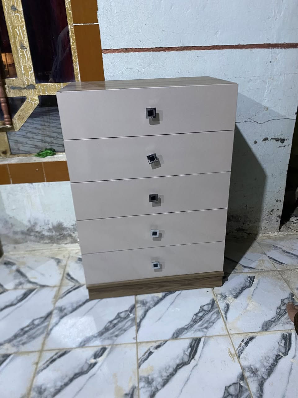 السلام عليكم غرفه تركيه اصليه ٨ قطع  للبيع نظيفه كلش السعر 575 الف وبيها مجال شويه مستعجلين ع بيعتها  للاتصال ***********
