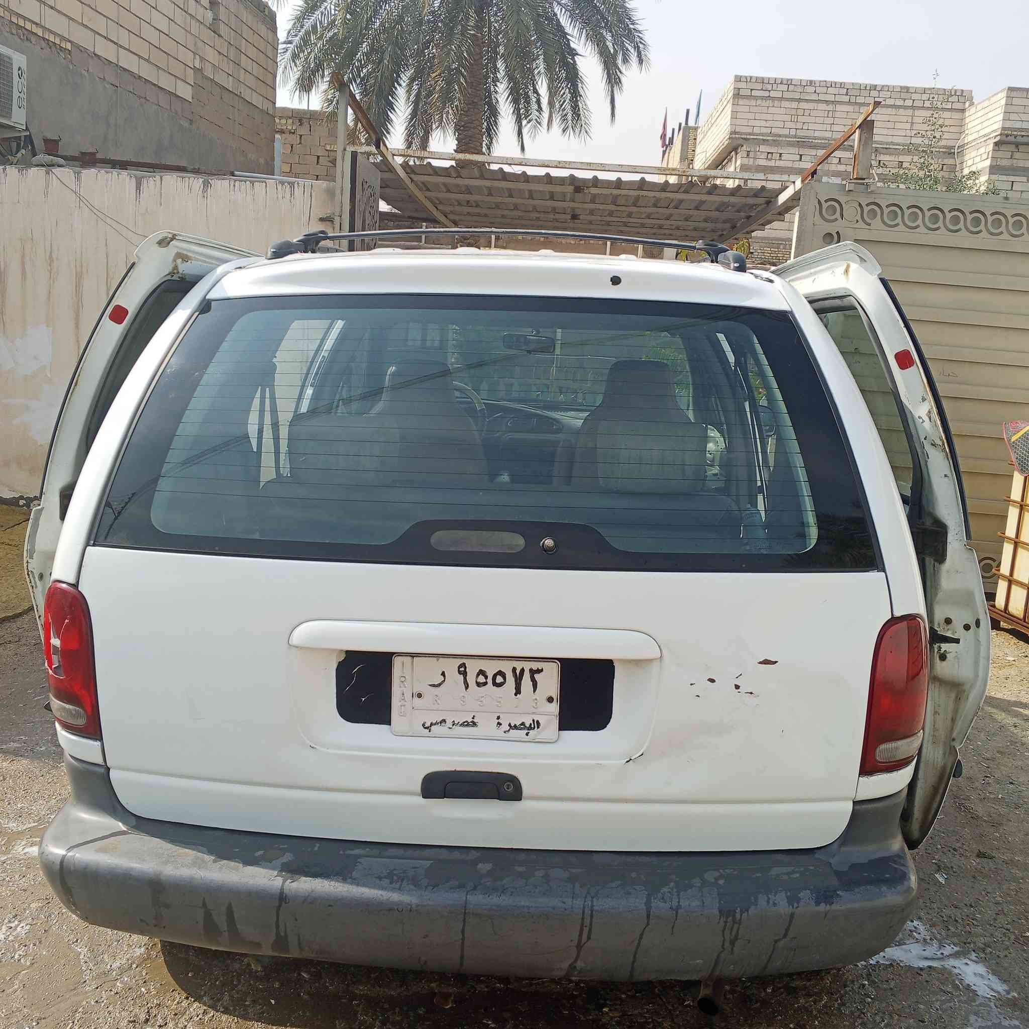 السلام عليكم سيارة دوج كراند كرفان موديل98
محرك وكير جيد ، حداديه 80% تخم تاير 90% . السعر 38 وبيهه مجال قليل ،  العنوان البصرة الهارثة رقم الهاتف ***********
