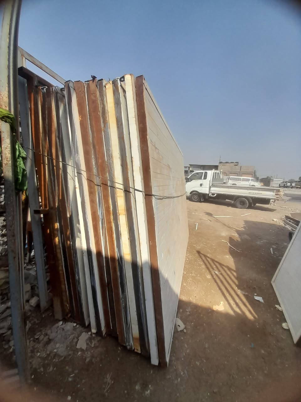 سلام عليكم عندي قاطع سندويج فريم كامل نضافته 

100/100عدد 13 قاطع  قياس عرض 2متر و طول 3متر 
خابر على رقم ***********
