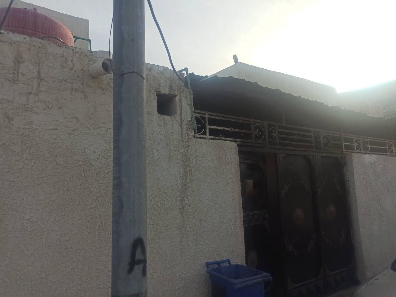 بيت طابو البيع مساحه 120 شارع 20m يتكون غرفتين وصاله وديوان وحوش ومشتملات بيت بنيان2015 بيت مرتب صطح شتايكر كله مسلح سعر118 قابل تفاوض مكان ريزز قريب عله شارع عام كل خدمات متوفره رقم***********
