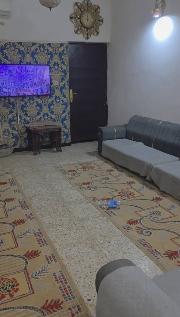 السلام عليكم دار للبيع في بغداد البلديات شارع المرور زراعي مساحه الدار 432م واجهيه 24 نزال 18 مساحه الدار بناء 168م يحتوي علئ 6 غرف الطابق الأول مطبخ وحمام ودرج واستقبال 7ونص ×4 وغرفتين نوم الطابق الثاني 4 غرف نوم مع هول صاله وبالكونات ودرج وبيتونه سطح كبير عرض الفرع ب5 متر ونص للعلم البيت طابقين دبل فاليوم بناء طابوق مسلح  للاستفسار أكثر اتصل علئ الرقم ***********  للعلم اخواني باقي التفاصيل بالفديوات
