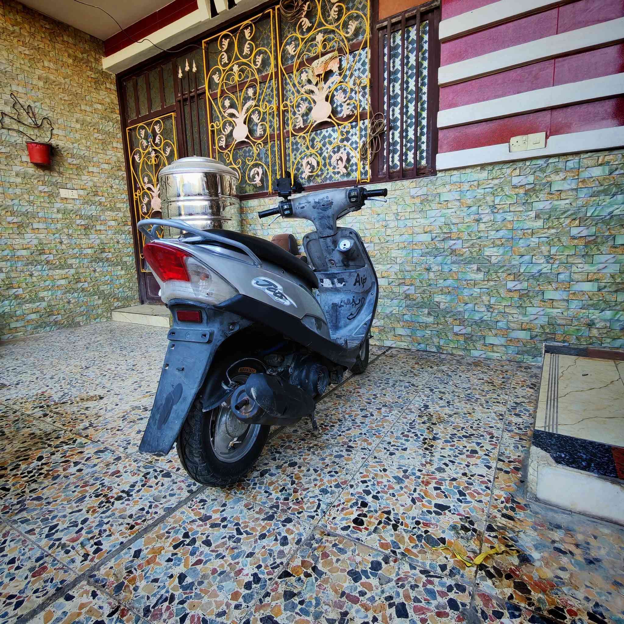 سلام عليكم درجة ماكس منغولي اخت الجديد دراجه  شلعه ومعدل كلج خلفي رياضي وخرز Wf كلها شغاله كج بانزين سغال تايرات جدد السعر ب 500 وبيها مجال المكان زعفرانيه الاستفسار *********** واتساب ومخابره
