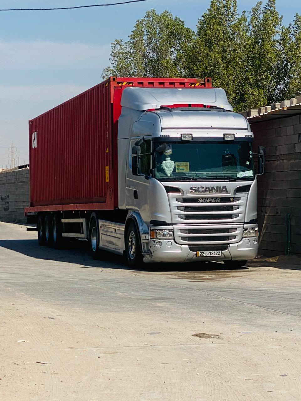 السلام عليكم سيارة للبيع سكانيه موديل 2011 رقم اربيل حجم (440) + عربانه اوربيه 3 محاور مربوطه وراها سنوية منتهيه للاستفسار(***********) مكان السياره بصره اني مكلف بل نشر
