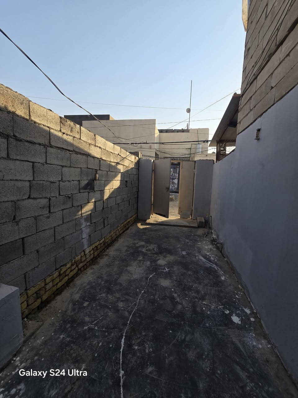 بيت لبيع بشارع المطار القديم المساحه ١١٠متر يحتوي على غرف ٢ وصاله ومطبخ ومكاشيف ٢ وصحيات السعر ٢٠ وبي مجال للستفسار*********** مكتب بركات ام البنين قرب مثلجات سنبله
