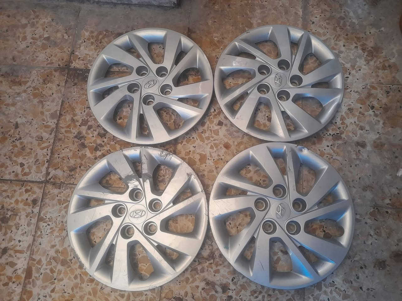 السلام عليكم 
للبيع 
تخم كبات هونداي 
وتخمين كبات كيا 
واكو كب واحد من مال الهونداي مشخط فقط
سعر التخم الواحد 40 الف بي مجال


**إذا كنت صاحب هذا الإعلان وتريد حذفه لأي سبب، رجاءا أرسل رسالة إلى الدعم الفني**