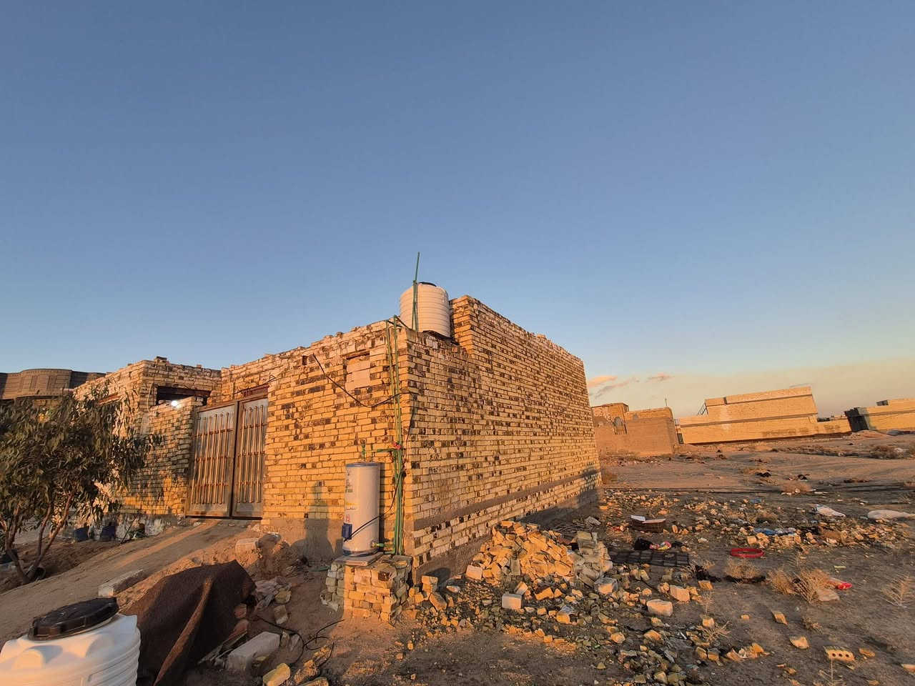 السلام عليكم بيت للبيع 125متر البناء جديد الاساس صب والسقف عكاده فرمستون البيت يحتوي على غرفتين وصاله ومطبخ وستقبال وصحيات خارجيه والبيت على ساحه وحديقه مقابيلها لموقع يقع في الحيدريه حي التحدي ورقم العقار 5382 
السعر 45وبي مجال قليل رقم الهاتف ***********
