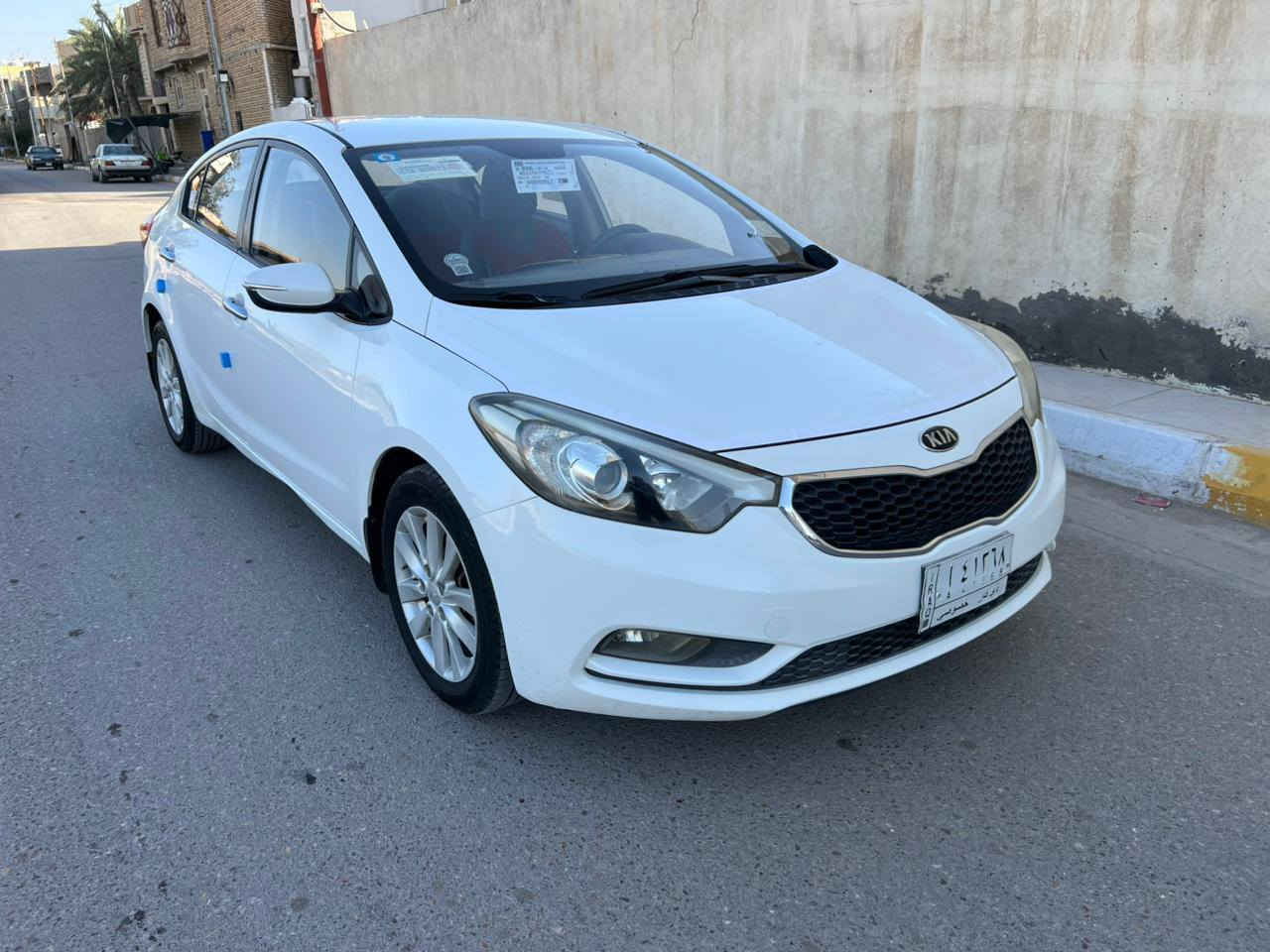 السلام عليكم 
كيا سيراتو 2016 خليجي مكفوله كفاله عامه ضربه وصبغ وتبديل وفتح وبارد رقم ذي قار تحويل سنويه جديدة موصفات نص فول محرك 1600 دوش 
محرك كير حداديه تبريد كله مكفول جاهزه مابيها اي نقص 
السعر 135  وبيها مجال الشراي يتصل وبلخدمه
*********** مكان السيارة ناصريه مركز
