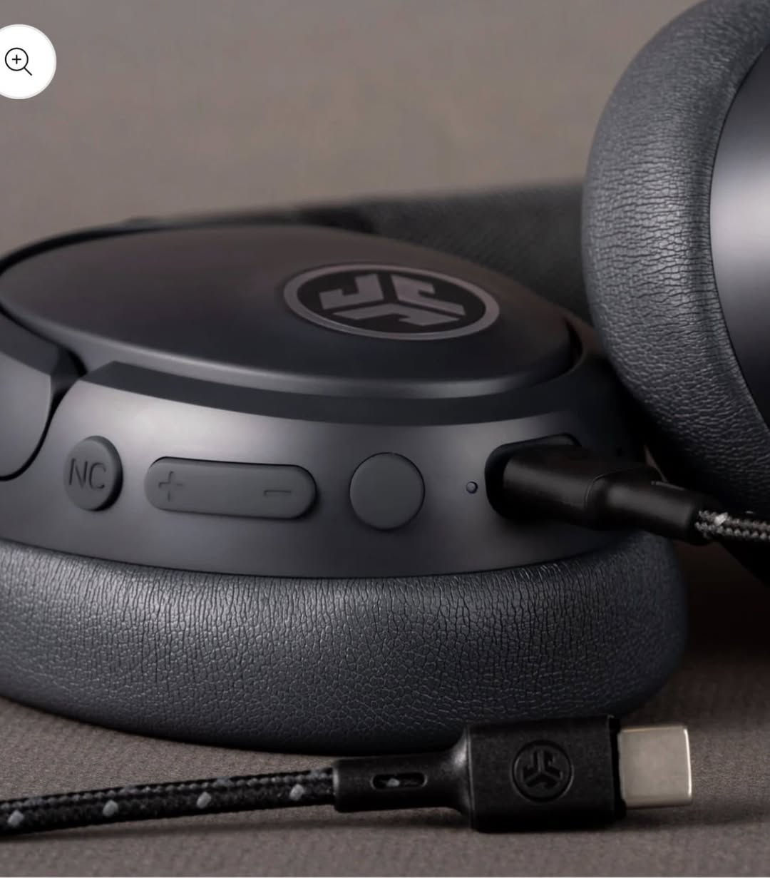 اتصال والبطارية

• اتصال لاسلكي عبر Bluetooth 5.3
• مدى اتصال يصل إلى 10 أمتار
• بطارية قابلة لإعادة الشحن
• حتى 70 ساعة تشغيل عند إيقاف إلغاء الضوضاء
• شحن سريع: 10 دقائق شحن تمنحك طاقة إضافية
• شحن عبر USB-C
المواصفات التقنية

• نوع الاتصال: لاسلكي
• مقاومة للماء
• تحكم في مستوى الجهير (Bass Control)
• كابل قابل للفصل بطول 0.1 متر

السعر 35 الف


**إذا كنت صاحب هذا الإعلان وتريد حذفه لأي سبب، رجاءا أرسل رسالة إلى الدعم الفني**