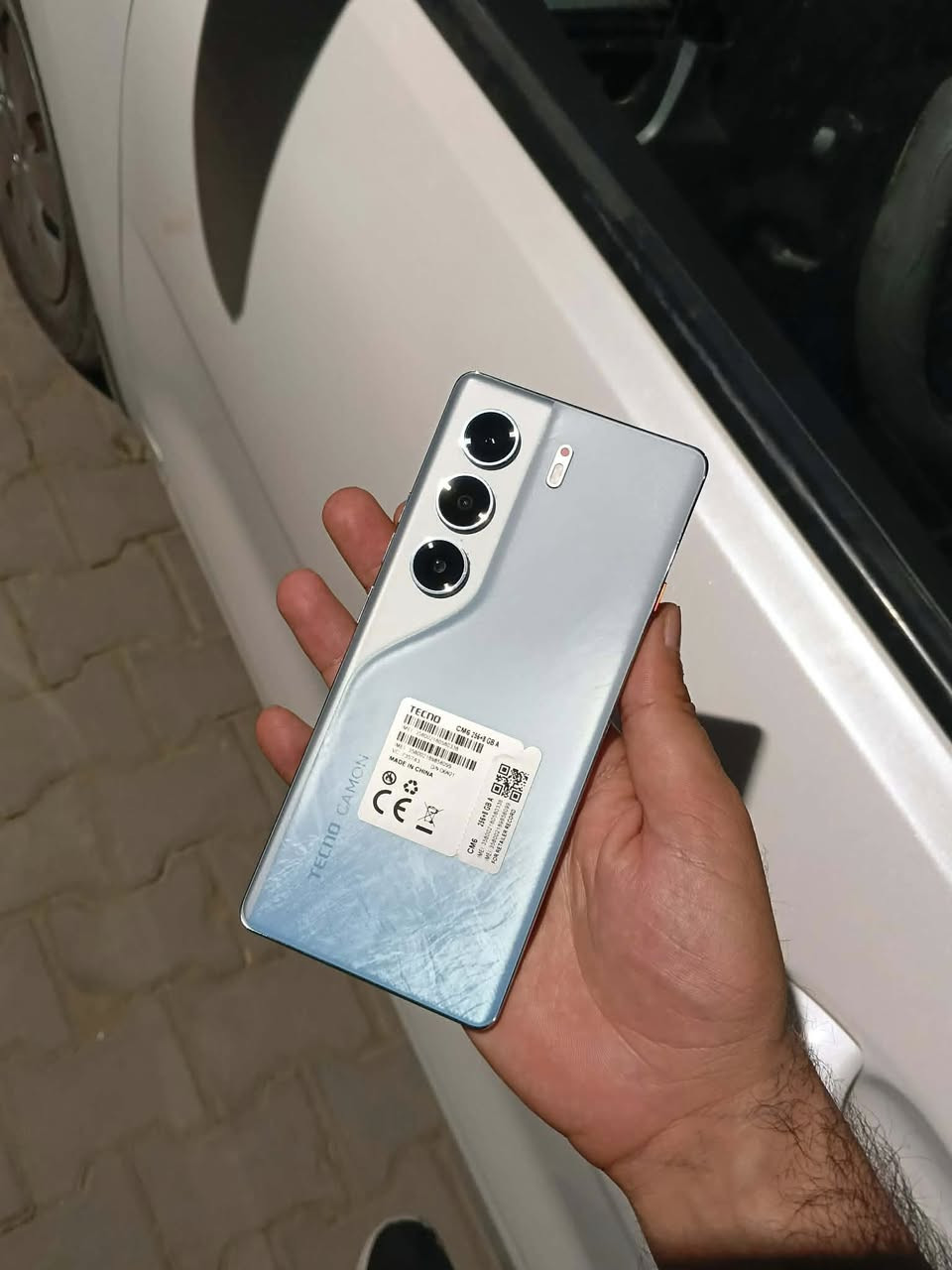 TECNO CAMON 40 Pro 4G
نظافة الجهاز ١٠٠/١٠٠ زلغ مابي 
كامل ملحقات شاحنة كارتونة+الكفر 
السعر ٢٥٠ 
*الشاشة والتصميم*
- شاشة AMOLED منحنية 6.78 بوصة، دقة FHD+ 1080×2436
- معدل تحديث 120Hz، حماية Gorilla Glass 7i
- وزن 179 جرام، سمك 7.3 ملم
- مقاومة ماء وغبار IP68/IP69

*الأداء* 
- *المعالج*: MediaTek Helio G100 Ultra -
- *الرام*: 8 +8
- *التخزين*: 256 جيجا، 
- *النظام*: Android 15 بواجهة HIOS 15

*الكاميرات*
    - خلفية 50 ميجا أساسية + مثبت بصري OIS + 8 ميجا واسعة
    - أمامية 50 ميجا مع تركيز تلقائي
    - فيديو 2K و 1080p

*البطارية والشحن*
- بطارية 5200 مللي أمبير
- شحن سريع 45 واط
- سماعات ستيريو مزدوجة

*الشبكة والاتصال*
- WiFi، Bluetooth، NFC، IR Blaster
- بصمة تحت الشاشة

مكاني بغداد الكاظمية 
رقمي ***********
توصيل ما عندي
