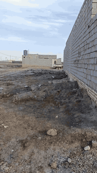 سلام عليكم بيت للبيع 200 متر واجه 10 نزال 20 غرفتين وصاله وستقبال ومطبخ وصحيات داخليه وخارجيه وممسس كهرباء وماء وملبوخ نص لبيت ستفسار ع هذه رقم ***********
