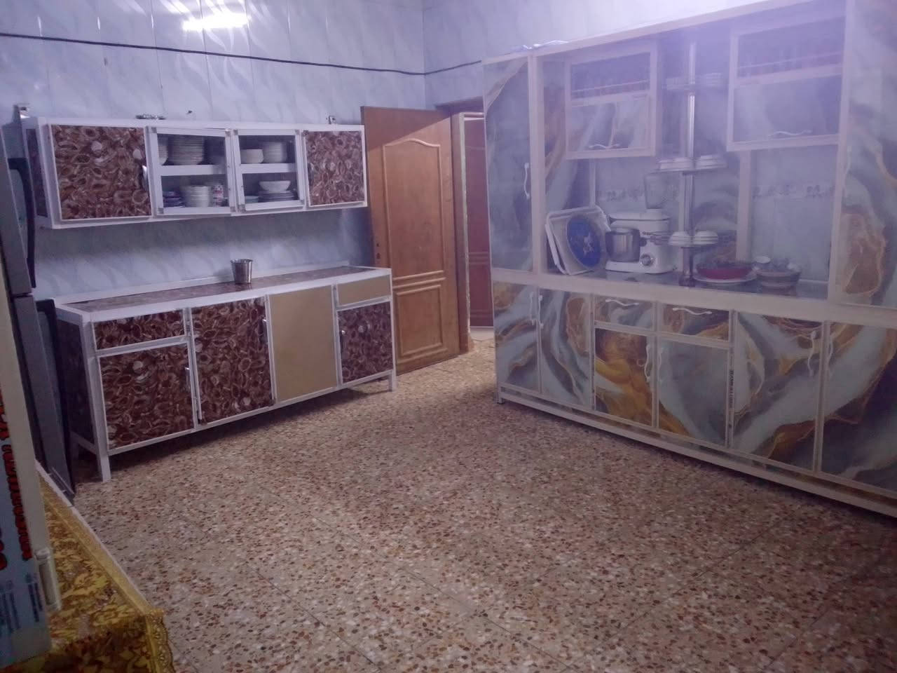 دار سكني للبيع او المراوس
مساحة الدار ٣٠٠ متر ركن على شارع رئيسي  يقع في اراضي بيت طليفخ مقابل محطة وقود الميقات عبر السكه فرع حاتم مروح 
الدار بناء طابوق مع اساس مع رباط مع سياج خارجي يحيط بالدار يحتوي الدار علي مايلي
غرفتين نوم ٥×٤
استقبال ٧×٤
مطبخ ٥×٤
صاله داخلية
درج داخلي بايات 
سطح صب كنكريت مسلح مع فرشي مقفل
حمام داخلي مع توليت
المطبخ والحمام والتواليت جدران سيراميك
الارضيات جميعها كاشي تركي
الاستقبال الأرضية بورسلين يحتاج ترميهم
طرمه خارجية مع دنك اثنان 
باب خارجية سلايت مع باب جانبيه
ارضيات ممشه الدار مقرنممشى دائر الدار 
صحيات خارجية 
للإستفسار اتصال بصاحب الدار ***********
