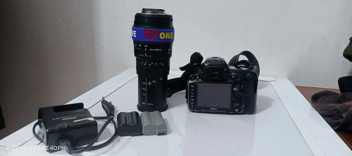 السلام عليكم كامره نيكون D7000للبيع نضيفه وعدسه 70/300رياضي وياهة بطاريات 2 ورام 64كيكه السعر بل خاص ***********
