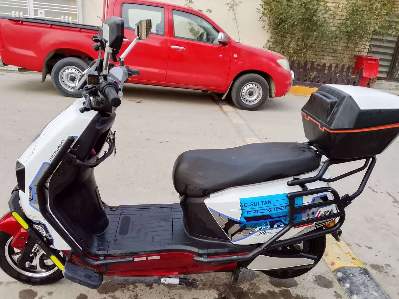 سلام عليكم دراجه شحن  للبيع دراجه الساعقه مدرع درع خلفي او درع امام كامل + صندوق اصلي وكاله
كير 3سرع 
72V
ملف 2000W
6بطاريات 
نضام R(البك) 
نضام P (البارك) 
كارت تشغيل +سويج
تخم تاير جديد تايوان اصلي 
شاحن اصلي شركه 
موديل 2025
تمشيك 40_45 KM
سرعه 70_75KM
السعر 750
المكان بغداد الامين
***********
