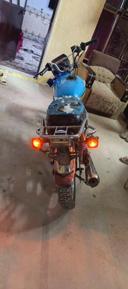 دراجه ايرانيه ٥ كير سيفان ماكس اوراق مابيها  ضايعة  اكفلكياها كفاله عامه من السرقات والكهربائيات كلها شغاله السعر 350الف وبيها مجال بس الكشن عوزه دوشمه ***********
