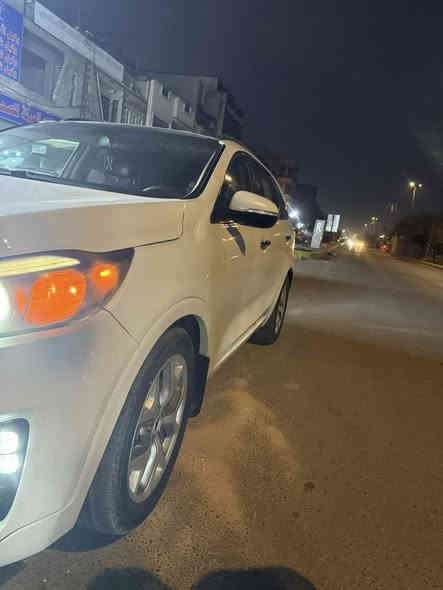 السلام عليكم سورنتو للبيع موديل 2017 فول مواصفات للاخير 
مكينه 6 اسلندر 
تبريد 3 قطع 
سبعه راكب 
السياره مصبوغه احزام وعندي تصوير الصبغ اثر طخطخات 
بدون دواخل 
كفاله من الكص 
كفاله لغد وشاصي 
السياره بسمي مكانه بغداد 
180 وبيه مجال قليل 
موبايل 
***********
