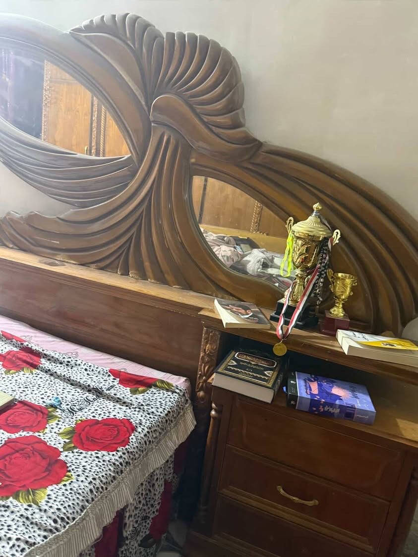 السلام عليكم 
غرفة اخشاب ، قطع عدد ٨ ، الغرفة قوية ونظيفة
كنتور ٦ ابواب ، ميز جرارات ، و ميز للاغراض ، و كومدي ٢ ، وزاوية ، اللي حاب يتفضل خاص ، الغرفة جدا كبيرة و عملاقة
*********** اللي حاب يتفضل واتس اب
