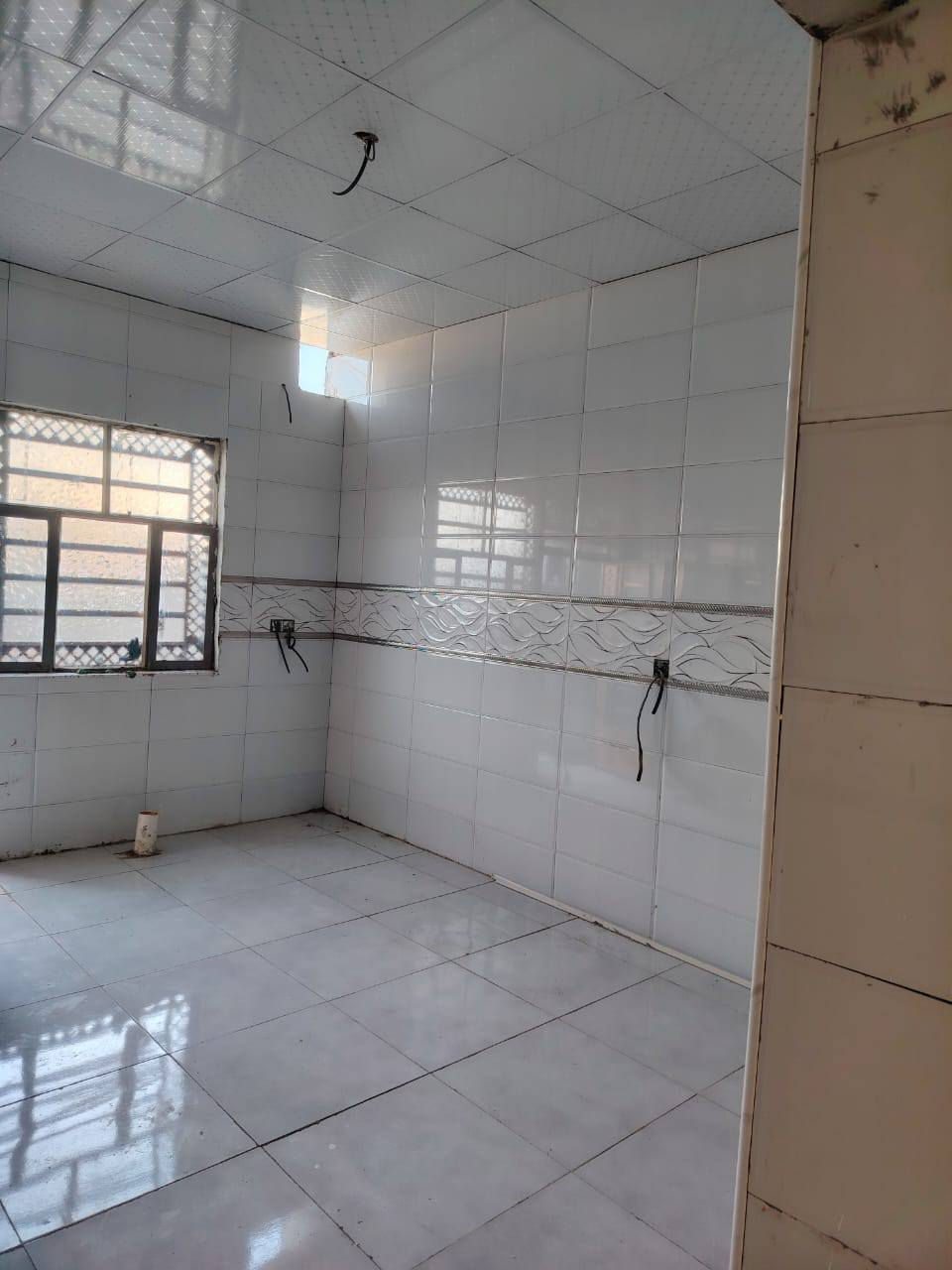 بيت للبيع بحي الامين بشارع سادة الفوادين المساحة 150بية غرفتين وصاله ومطبخ وبراني  بيت جديد فارغ حالين ستوة كمل بناء شوارع تبليط ومجاري الاتصال ***********
