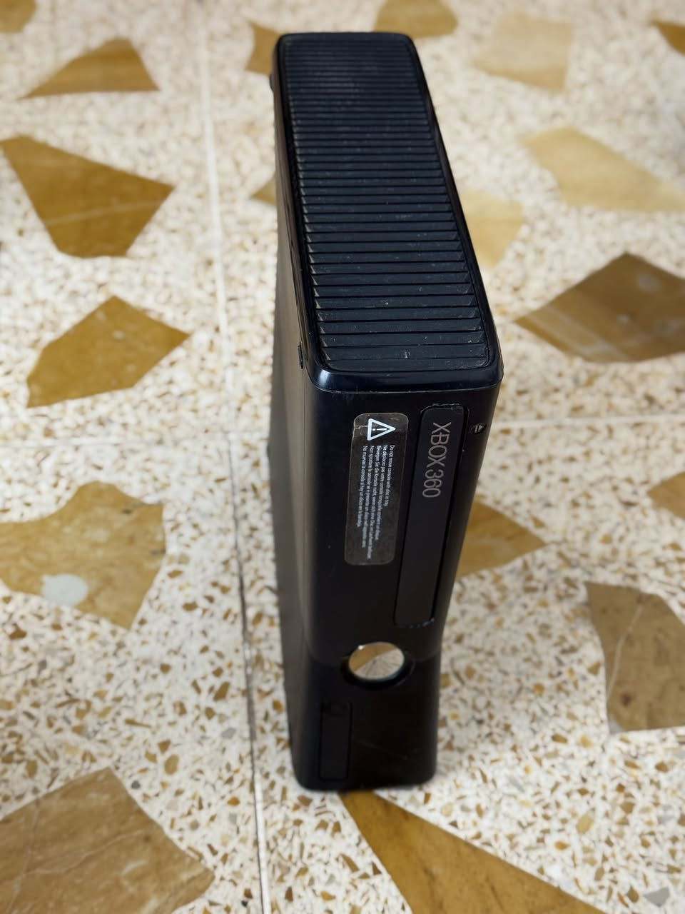 بعد السلام…

للبيع XBOX360 …
مع ملحقات كامله كما موضح بالصور في الاسفل مع اكثر من ٣٠ لعبه وابرزها (فورزا + GTA5)…

السعر ١٣٠,٠٠٠ وبي مجال للشراي…
للأستفسار الأتصال على *********** او المراسله على الماسنجر….
