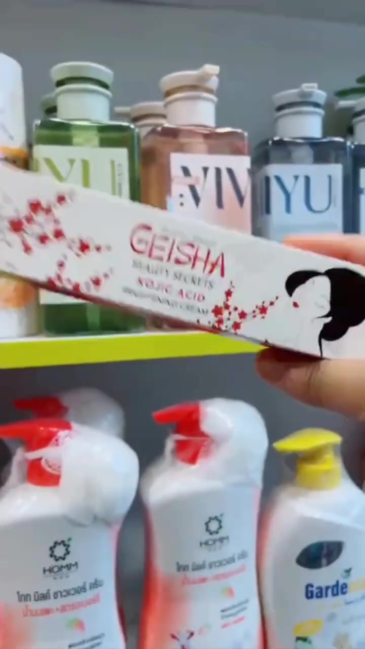✨ عصارة غيشا من كوجي ✨
GEISHA BEAUTY SECRETS KOJIC ACID BRIGHTENING 
CREAM

🌟 كريم غيشا العالمي 🌟
🔑 سر من أسرار الجمال بـ حمض الكوجيك 🔑
💖 فوائد المنتج:
 ⚡ أقوى كريم لتفتيح البشرة: يحتوي على حمض الكوجيك المعروف بقدرته العالية على تقليل التصبغات والبقع الداكنة.
 🎯 توحيد لون البشرة: يساعد في تحسين مظهر البشرة غير المتجانسة ومنحها مظهراً متناغماً.
 ☀️ مكافحة الكلف والنمش: يقلل من ظهور الكلف والنمش الناتج عن أشعة الشمس أو التغيرات الهرمونية.
 🌱 تفتيح آثار حب الشباب: يساهم بشكل فعال في تفتيح البقع الداكنة الناتجة عن الحبوب السابقة.
 💧 ترطيب خفيف: يحتوي عادةً على مكونات مرطبة بجانب حمض الكوجيك لتحسين نعومة البشرة ومرونتها.
المنشأ لبنان الأصلية 🇱🇧
#عصارة_غيشا_من_كوجي_سان_تبييض_نضارة_شد_البشرة_الاصليه💯
#متوفر_توصيل_بغداد_ومحافظات


**إذا كنت صاحب هذا الإعلان وتريد حذفه لأي سبب، رجاءا أرسل رسالة إلى الدعم الفني**